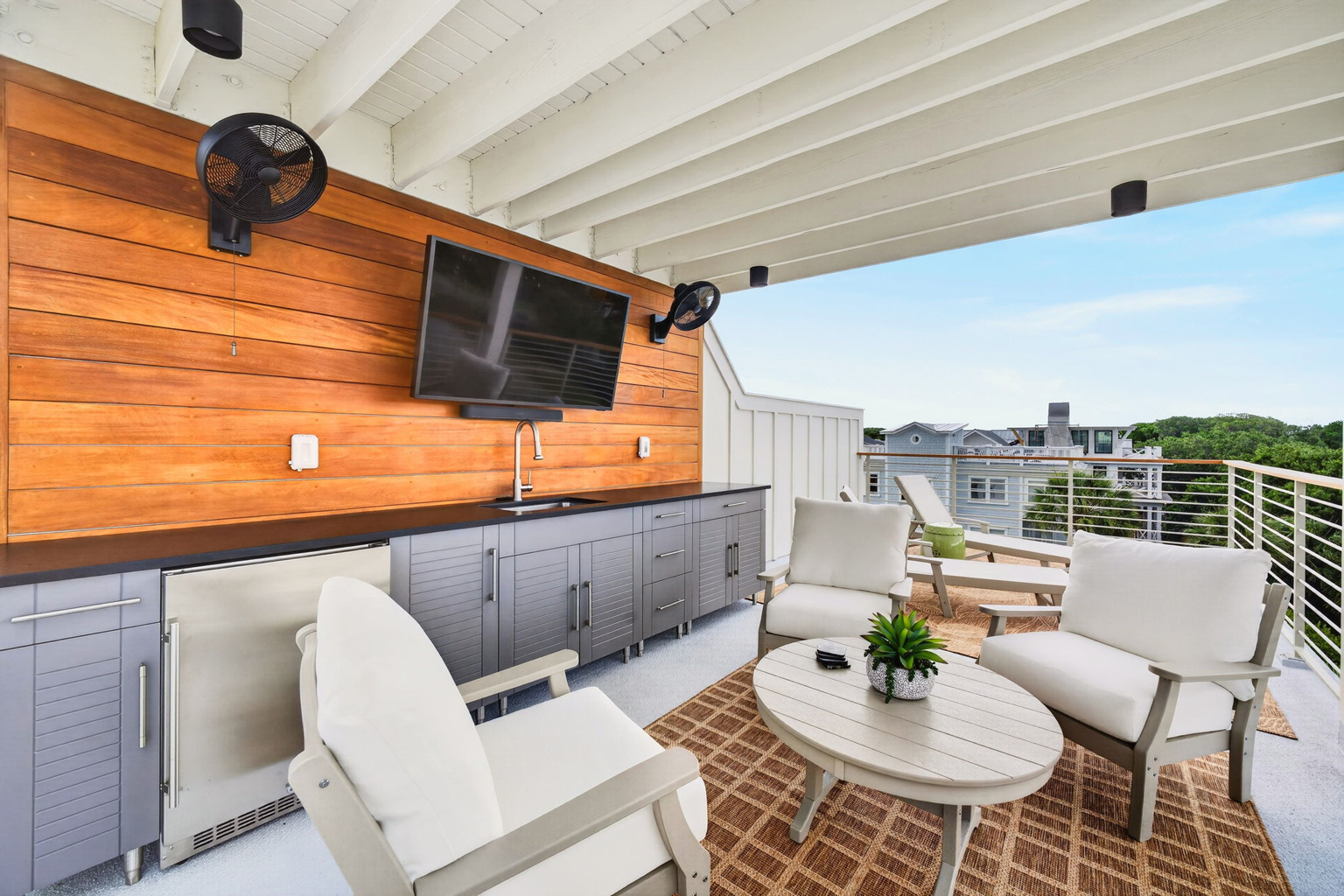 Rooftop bar with ocean views at Tahanan Palms, Isle of Palms